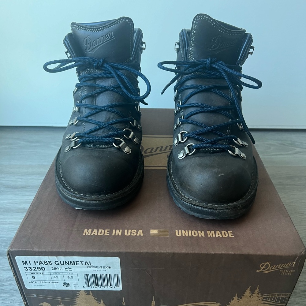 Danner Mountain Pass Gunmetal color Men size US9 EE